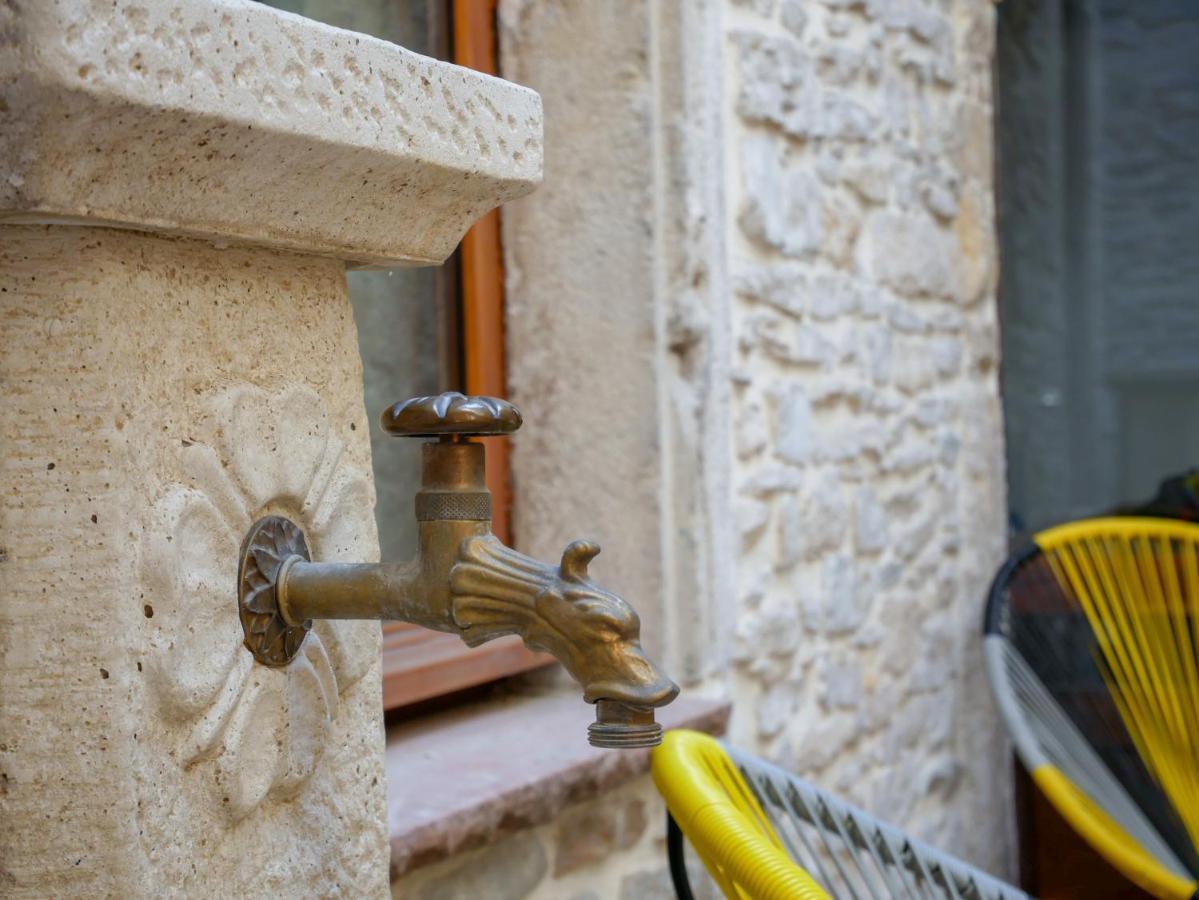 Gite Des Augustins Crémieu Esterno foto